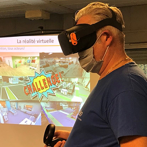 Salarié en formation utilisant un casque de réalité virtuelle pour identifier les risques sécurité.