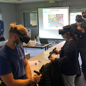 Participants en formation sécurité testant la réalité virtuelle pour développer la vigilance partagée.