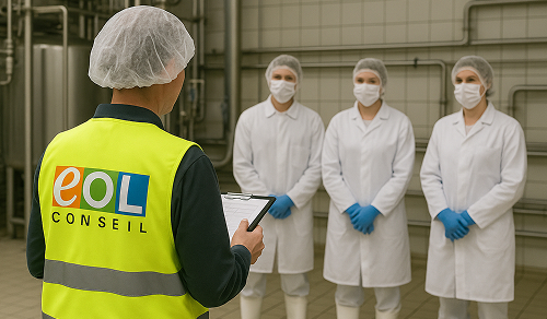 Manager animant un briefing QHE auprès d’un groupe en environnement contrôlé