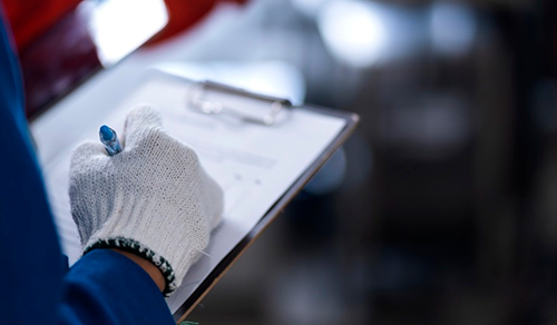 Consultant réalisant un diagnostic stratégie QVCT sur site industriel