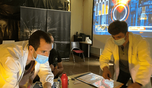 Participants réalisant un escape game qualité dans un environnement immersif