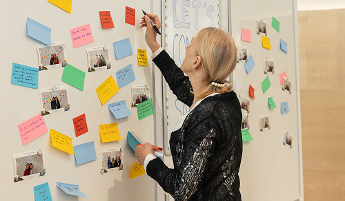 Atelier participatif autour de la culture qualité avec brainstorming sur post-its