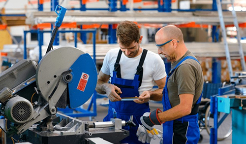 Tuteur en atelier accompagne collaborateur sur poste de travail
