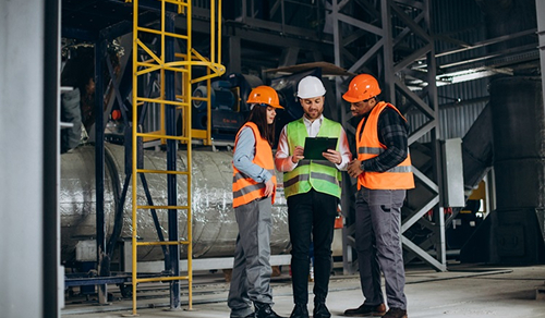 Équipe sécurité en analyse post-incident sur site industriel