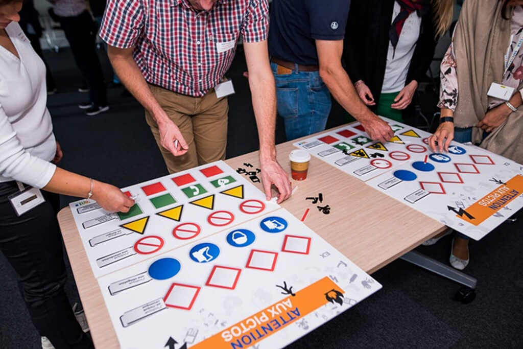 Atelier QSHE avec management visuel et participation des équipes autour de pictogrammes sécurité