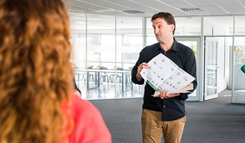 Intervenant animant une session sur la posture managériale et le leadership qualité