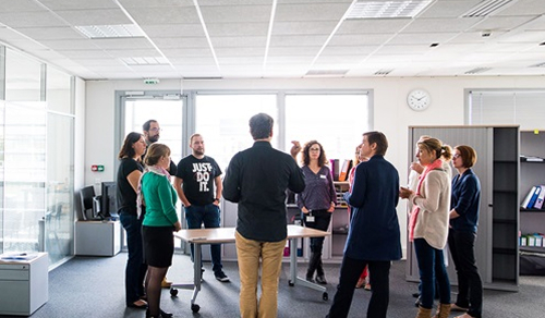 Leader présentant la stratégie qualité lors d’un atelier QHE avec les équipes