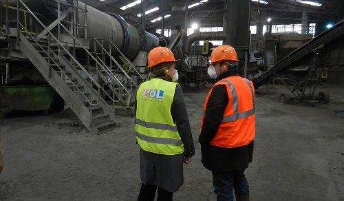 Dirigeants en visite terrain discutant de pratiques sécurité dans un site industriel