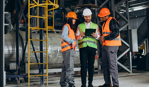 Manager terrain encadre équipe industrielle dans une démarche QVCT