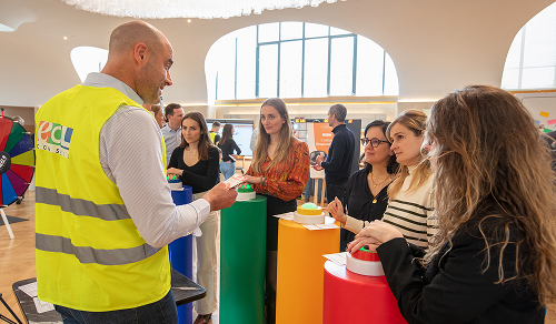 Animateur QHE échangeant avec salariés lors d’un Quality Day en entreprise