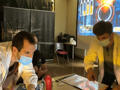 Participants réalisant un escape game qualité dans un environnement immersif