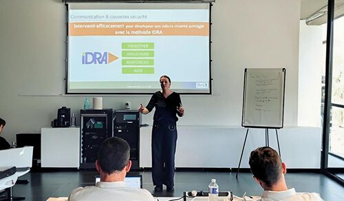 Formateur en situation d’animation devant un groupe lors d’une master class HSE, avec présentation projetée et échanges avec les participants.